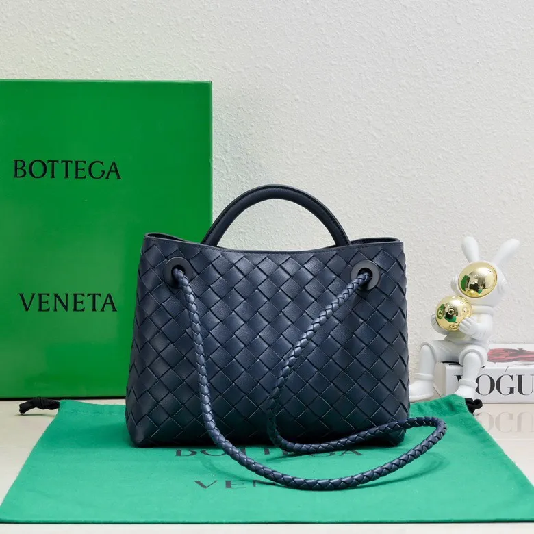 Batch 1860 B's 2023 spring and summer new model continues the brand's woven style with detailed metal knot switch buckles. This time, the shoulder straps are also made into tube weaves, showing different craftsmanship. The carrying method is versatile to create more different looks. Intrecciato woven leather small handbag, equipped with sliding crossbody strap. Internal compartments, including 1 zipper pocket and 2 open pockets with magnetic buckle closure. Size: 25*20*10cm, model: 7463#